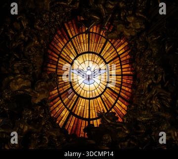 Zentrales Buntglasfenster mit Darstellung des Heiligen Geistes im Petersdom, Vatikan, Rom, Italien. Stockfoto