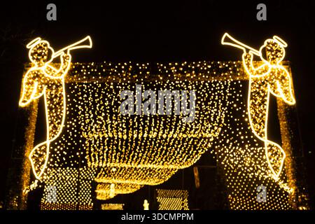 Golden Christmas Angel Light Installationen über einer festlichen Straße Stockfoto