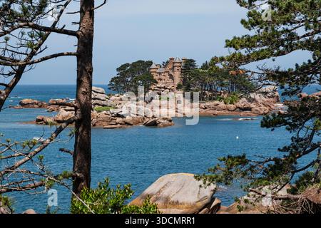 l'île de Costaérès und le château de Costaérès, Trégastel, Rosa Granitküste (Côte de Granit Rose), Côtes-d'Armor, Bretagne Stockfoto