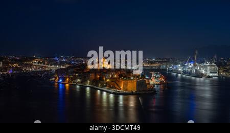 Blick auf den Grand Harbour mit Birgu und Cospicua, zwei der drei Städte, mit Vergnügungsyachten und Segelbooten während der Dämmerung in Valletta, Malt Stockfoto