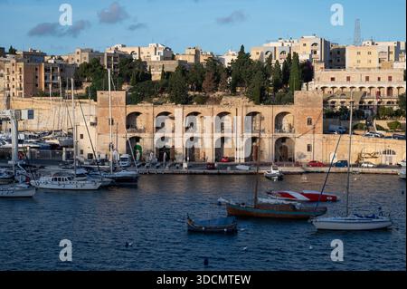 Blick auf den Grand Harbour mit Birgu und Cospicua, zwei der drei Städte, mit Vergnügungsyachten, Segelbooten und ockerfarbenen historischen Häusern Vallett Stockfoto