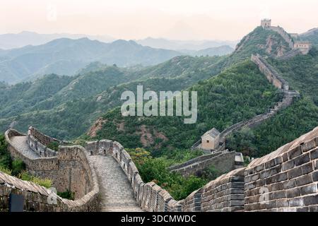Große Mauer von China im jinshanling Abschnitt, natürliche Sonnenuntergangslandschaft Stockfoto