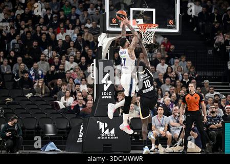 © PHOTOPQR/LE PROGRES/Joël PHILIPPON - Décines-Charpieu 23/12/2025 - Asvel-Anadolu Efes Istanbul. Euroligue. 23. Dezember 2025 - Vincent Poirier au Dunk. Asvel-Anadolu Efes Istanbul. Korb Euroleague Asvel (Lyon Villeurbanne) vs Istanbul Credit: MAXPPP/Alamy Live News Stockfoto