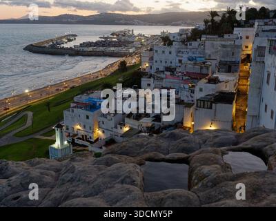 Phönizische Gräber, antike Grabstätte bei Sonnenuntergang, voller Wasser mit Blick über die Medina (Altstadt) und den Hafen in Tanger, Marokko. Dez 2025 Stockfoto