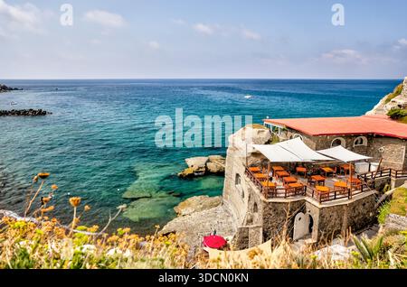 Terrassen und Gärten mit Blick auf das türkisfarbene Wasser im Dorf Sant’Angelo, Ischia, Kampanien, Italien. Stockfoto