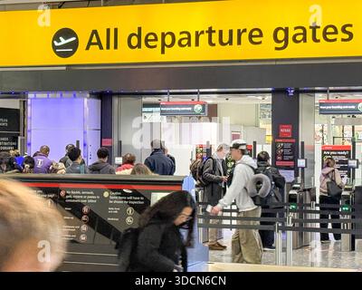 London, England – Fluggäste stehen in der Warteschlange am Abflugsteig des Heathrow Airport, im Flugverkehr und im Flughafenbetrieb Stockfoto