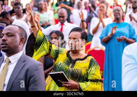 Der ruandische selbsternannte Apostel Joshua Masasu Ndagijimana leitet eine Gemeinde in der Evangelischen Restaurationskirche Masoro in Kigali Stockfoto