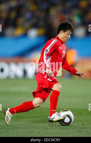 JOHANNESBURG – 15. JUNI: Mun in-Guk aus Nordkorea am 15. Juni 2010 im Ellis Park Stadium in Johannesburg, Südafrika, beim Spiel der FIFA-Weltmeisterschaft Gruppe G gegen Brasilien. Nur redaktionelle Verwendung. Kommerzielle Nutzung verboten. Kein Pushing auf die Nutzung mobiler Geräte. (Foto: Jonathan Paul Larsen / Diadem Images) Stockfoto