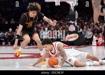 Columbus, Ohio, USA. Dezember 2025. John Mobley Jr. (0), der sich im Spiel zwischen den Grambling State Tigers und den Ohio State Buckeyes in der Value City Arena, Columbus, Ohio, befindet, geht auf den Boden. Mobley Jr. erzielte fünf drei-Pointer- und fünf zweistellige Torschützen, die Ohio State zu einem Sieg von 89-63 verholfen. (Kreditbild: © Scott Stuart/ZUMA Press Wire) NUR REDAKTIONELLE VERWENDUNG! Nicht für kommerzielle ZWECKE! Stockfoto