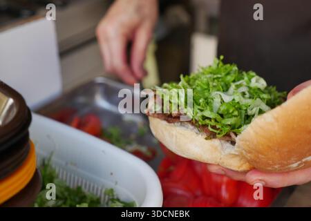 Machen Sie ein Sandwich mit Fleisch und frischem Gemüse Stockfoto