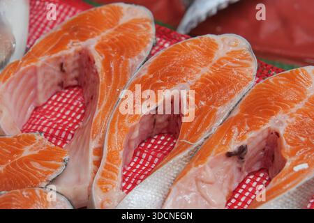 Frische Fischscheiben werden am frühen Morgen auf dem Markt ausgestellt Stockfoto