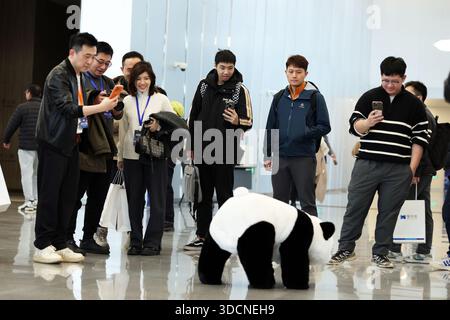 Shanghai, China. 22. Dezember 2025. Der National Robot Leasing Ecosystem Summit und die Einführungszeremonie für die Plattform „Qingtianzu“ fanden in Shanghai statt, wo Chinas erste offene Plattform für die Vermietung von Robotern, „Qingtianzu“, offiziell am 22. Dezember 2025 veröffentlicht wurde. Die Plattform deckt derzeit 50 wichtige Städte im ganzen Land ab, beteiligt über 600 Dienstleister und bietet Robotervermietungsdienste mit mehreren Marken und Modellen an. Quelle: Tang Yanjun/China News Service/Alamy Live News Stockfoto