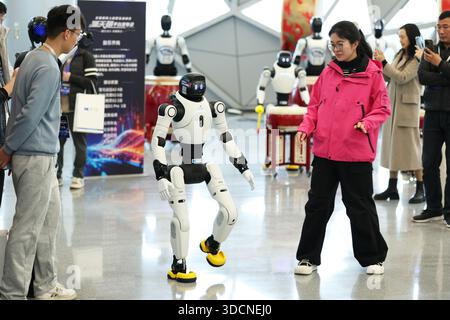 Shanghai, China. 22. Dezember 2025. Der National Robot Leasing Ecosystem Summit und die Einführungszeremonie für die Plattform „Qingtianzu“ fanden in Shanghai statt, wo Chinas erste offene Plattform für die Vermietung von Robotern, „Qingtianzu“, offiziell am 22. Dezember 2025 veröffentlicht wurde. Die Plattform deckt derzeit 50 wichtige Städte im ganzen Land ab, beteiligt über 600 Dienstleister und bietet Robotervermietungsdienste mit mehreren Marken und Modellen an. Quelle: Tang Yanjun/China News Service/Alamy Live News Stockfoto