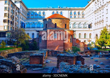 Die Kirche St. Georg (St. Georg Rotunde), das älteste Gebäude der modernen Hauptstadt Sofia. Die alte Rotunde aus rotem Backstein stammt aus Stockfoto