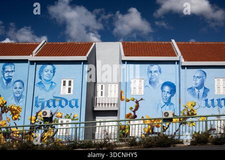 WILLEMSTAD - das Wandbild „Tula den kade un di nos“ (Tula, der Kai, un di nos) ziert Häuser in Willemstad. Es erinnert an die Geschichte der Sklaverei. Curacao ist mit militärischen Spannungen zwischen den Vereinigten Staaten und Venezuela konfrontiert und hat kürzlich zwei beinahe-Kollisionen im Luftraum erlebt. ANP RAMON VAN FLYMEN niederlande aus - belgien aus Stockfoto