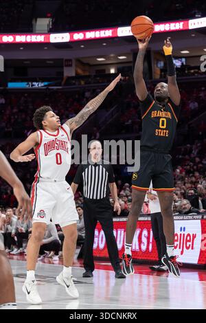 Columbus, Ohio, USA. Dezember 2025. Der Grambling State Tigers-Wachmann Derrius Ward (0) schießt während des Spiels zwischen den Grambling State Tigers und den Ohio State Buckeyes in der Value City Arena in Columbus, Ohio, einen Dreipunktschuss über den Ohio State Buckeyes-Wachmann John Mobley Jr. (0). (Kreditbild: © Scott Stuart/ZUMA Press Wire) NUR REDAKTIONELLE VERWENDUNG! Nicht für kommerzielle ZWECKE! Stockfoto