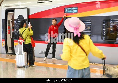 Zhanjiang, China, 22. Dezember 2025. Die Hochgeschwindigkeitsbahn Guangzhou-Zhanjiang nahm ihren Betrieb am 22. Dezember 2025 offiziell auf. Als wesentlicher Bestandteil des nationalen Hochgeschwindigkeitsbahnnetzes „Acht Vertical“ und „Acht Horizontal“ erstreckt sich der Guang-Zhan HSR über eine Gesamtlänge von 401 Kilometern und ist für Geschwindigkeiten von 350 km/h ausgelegt Es dient als wichtige Verbindung zwischen der Guangdong-Hong Kong-Macao Greater Bay Area, dem Hainan Freihandelshafen und dem Beibu Golf. Die Linie hält an 10 Stationen, wie Guangzhou Baiyun, Foshan, Yangjiang North Stockfoto