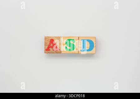 ASD-Abkürzung mit hellen hölzernen Buchstabenblöcken Stockfoto