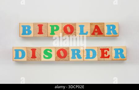 Bipolare Wortstörung auf bunten Holzwürfeln Stockfoto
