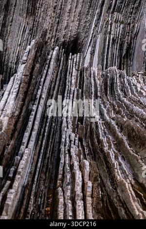 Geologische Flyschformationen am Strand von Zumaia, Baskenland, Spanien Stockfoto