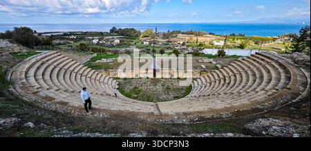 Überreste des antiken Stadtreichs Soli auf Zypern, mit dem restaurierten römischen Theater mit Blick auf die Morphou-Bucht und das Mittelmeer. Stockfoto