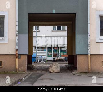 Dessau, Deutschland. Dezember 2025. Ein durchgehender Bogen eines Wohngebäudes Stockfoto