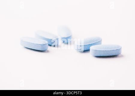 Multivitamintabletten auf hellem Papierhintergrund. Nahaufnahme. Kopierbereich Stockfoto