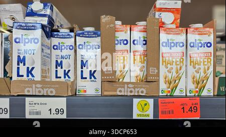 Menden, NRW, Deutschland - 29. Juli 2025 vegane Milchersatzprodukte: Alpro Not M*lk und MyVay Hafergetränke in Supermarktregalen Stockfoto