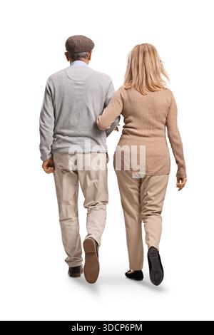 Rückansicht eines älteren Paares, das Arm in Arm weggeht, isoliert auf weißem Hintergrund Stockfoto