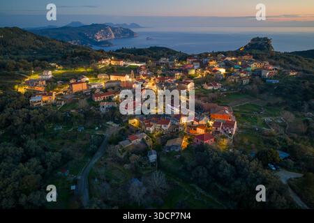Breites Luftpanorama des Dorfes Krini und der Festung Angelokastro an einer Klippe mit Blick auf das weite Ionische Meer bei Sonnenuntergang in Korfu Griechenland Stockfoto