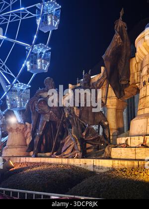 Matthias Corvinus-Statuen in Cluj-Napoca bei Nacht beleuchtet, festliche Winterlichter, historisches Wahrzeichen im Stadtzentrum Stockfoto