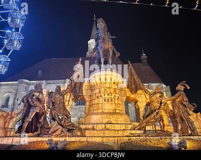 Matthias Corvinus-Statuen in Cluj-Napoca bei Nacht beleuchtet, festliche Winterlichter, historisches Wahrzeichen im Stadtzentrum Stockfoto