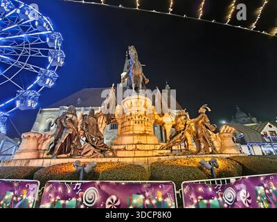Matthias Corvinus-Statuen in Cluj-Napoca bei Nacht beleuchtet, festliche Winterlichter, historisches Wahrzeichen im Stadtzentrum Stockfoto