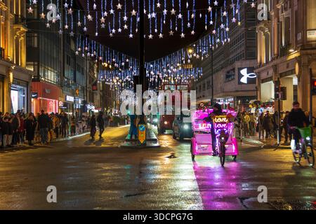 Weihnachtsdekoration, Oxford Street, London, England, Großbritannien. Winter. Nachtszene. Stockfoto