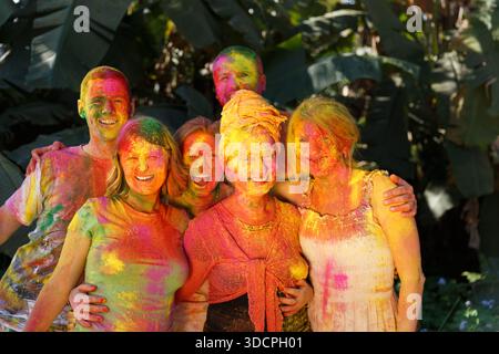 Kathmandu, Nepal – 10. März 2015: In farbenfrohem Pulver bedeckte Touristen feiern das Holi-Festival in Kathmandu, Nepal. Stockfoto