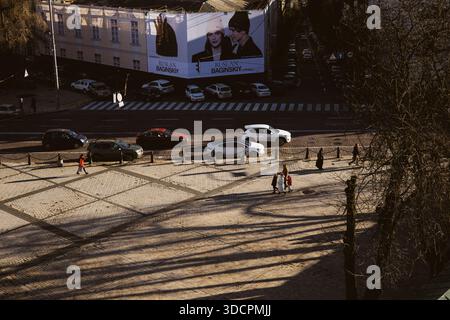 Kiew, Ukraine 13. Dezember 2025. Blick auf den Sofiiska-Platz bei Tag mit Menschenmassen auf dem Hauptplatz und historischen Gebäuden, Kippeffekt. Stockfoto