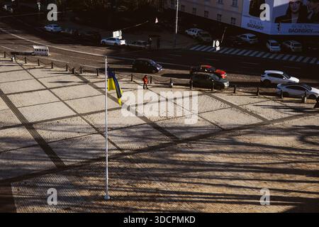 Kiew, Ukraine 13. Dezember 2025. Blick auf den Sofiiska-Platz bei Tag mit Menschenmassen auf dem Hauptplatz und historischen Gebäuden, Kippeffekt. Stockfoto