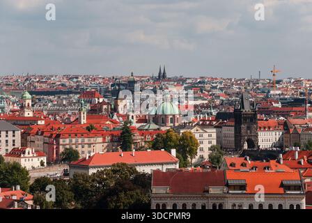 Prag, Tschechisch - 22. August 2013 - malerischer Blick auf rote Dächer und historische Architektur in prag, tschechische republik. Stockfoto