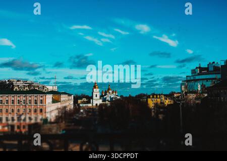 KIEW, Ukraine 13. Dezember 2025 Ein Panoramablick auf das historische Zentrum von Kiew mit dem berühmten goldenen Kuppelkloster St. Michaels. Stockfoto