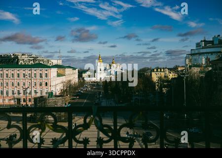 KIEW, Ukraine 13. Dezember 2025 Ein Panoramablick auf das historische Zentrum von Kiew mit dem berühmten goldenen Kuppelkloster St. Michaels. Stockfoto