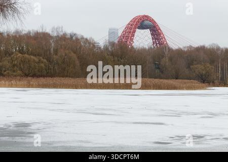 Moskau, Russische Föderation - 21. Dezember 2025: Malerischer Blick auf die Schiwopisny-Brücke vom Ufer des Sees Serebryany Bor mit Winterlandschaft Stockfoto