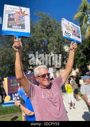Senior männlicher Demonstrant mit Schildern bei der No Kings Rallye in West Palm Beach, Florida, 14. Juni 2025, Modell veröffentlicht. Stockfoto
