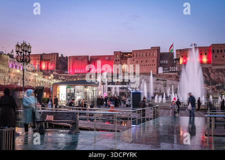 24. Dezember 2025, Erbil, Region Kurdistan, irak: Am Scheideweg der Zivilisationen steht die alte Zitadelle von Erbil als stiller Zeuge von sechs Jahrtausenden Geschichte. Heute überblickt es eine andere Szene: Eine pulsierende, geschäftige Stadt, die sich auf einen neuen Sonnenaufgang vorbereitet. Dieses Bild fängt den Schnittpunkt der alten Dauerhaftigkeit und der flüchtigen Freude eines Volkes, das das Leben feiert, ein. In der festlichen Atmosphäre des Shar Park zeigt sich die Widerstandsfähigkeit des menschlichen Geistes, denn Erbil begrüßt das neue Jahr mit offenen Armen und unnachgiebigem Optimismus (Credit Image: © Sabur Rashid/ZUMA Press Wire) REDAKTIONELLE VERWENDUNG O Stockfoto