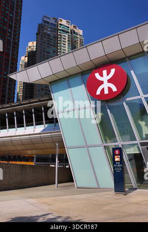 Eingang zum Bahnhof Hong Kong West Kowloon und MTR-Logo, Hongkong, China Stockfoto