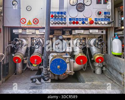 Rückseite der Wasserpumpe für die italienische Feuerwehr mit Löschwasserschläuchen Stockfoto