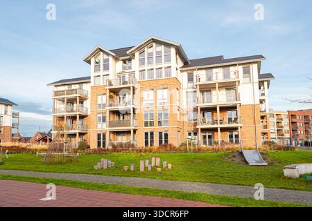 Modernes Apartmentgebäude im Landhausstil mit Balkonen im neu erbauten Viertel Triangel, Waddinxveen Niederlande Stockfoto