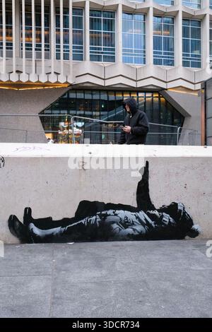 Kunstwerk, das zwei Kinder zeigt, die nach oben schauen, offenbar von der Künstlerin Banksy, Centrepoint, London, Großbritannien Stockfoto