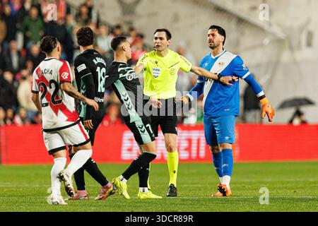 Spieler beider Mannschaften mit Schiedsrichter Ricardo de Burgos Bengoetxea in der Mitte während des LaLiga EA SPORTSPIELS zwischen Rayo Vallecano und R Stockfoto