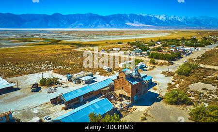 Aerial Remote Desert Town Valley und Mountain Range Kalifornien USA Stockfoto