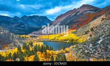 Das lebhafte Herbstlaub Mountain Peaks und Alpine Lake Eastern Sierra Stockfoto